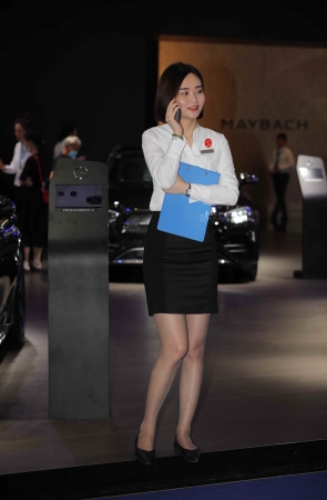 【街拍心灵】奔驰销shou灰丝高跟街拍制服