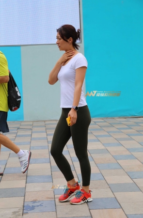 紧致军绿色健美裤的她