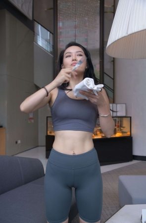 54红石灰色瑜伽服-性感曲线一览无余