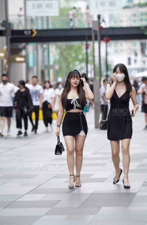 搭讪街拍短裙美女姐妹