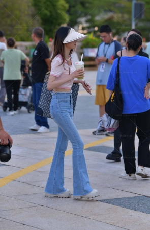 街拍纤细苗条的牛仔裤小姐姐