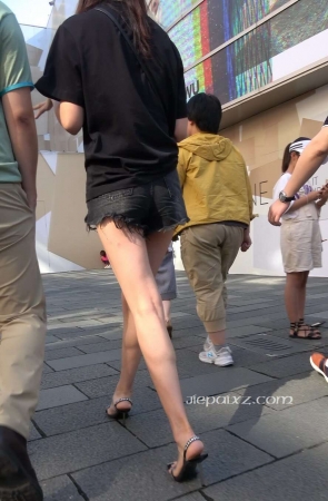 4K – 街拍热裤美腿吸烟的漂亮小姐姐 [2.06 GB/MP4]