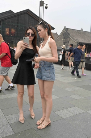 街拍火辣身材性感美女