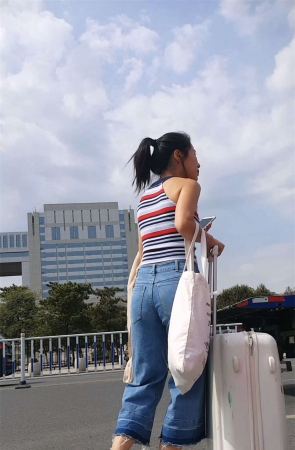 拉行李的两个小美女