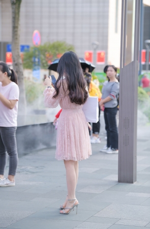 粉色美腿美足少妇