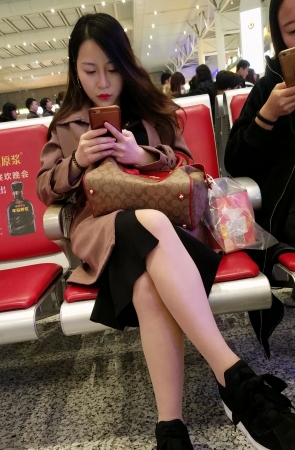高铁站拍摄黑色长裙肉色丝袜长发美女