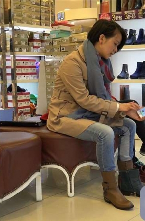 4K – 打开手机让店员找同款？[978 MB8/MP4]