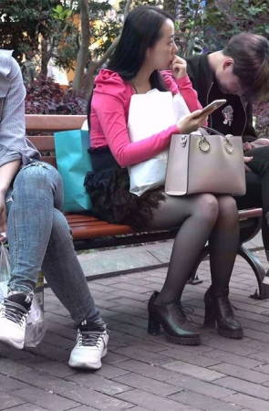 长椅上休息的黑丝少妇