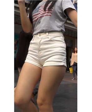 街拍吃着雪糕的T恤衫热裤女孩 [798 MB]