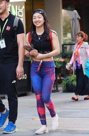 性感肚脐  紧身裤女孩