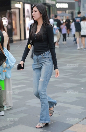 高挑牛仔裤美女