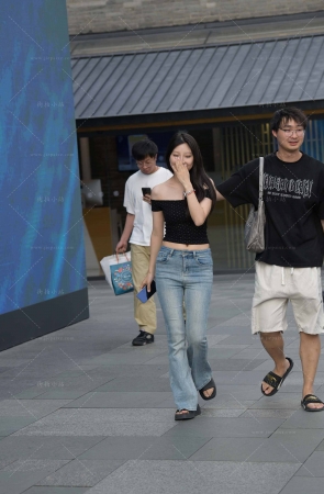 街拍喇叭牛仔长裤女友