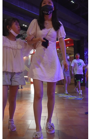 白裙美女
