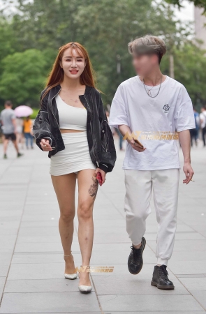 美腿纹身 包臀裙美眉