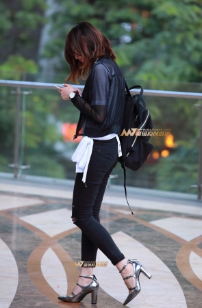 紧身裤，高跟鞋