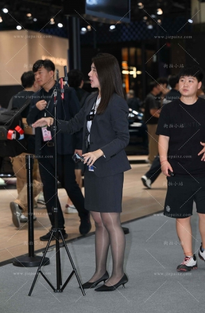 在直播的油亮黑丝主播 [18P]