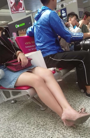 极品白皙美腿牛仔短裙气质街拍