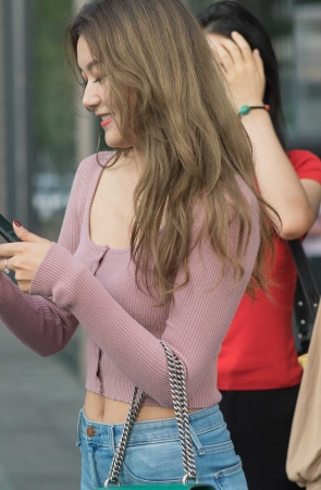 气质紧牛 甜美笑容 优雅而性感