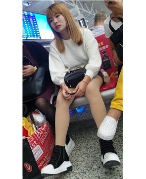 4K – 偶遇母女二人一起出行的小妹