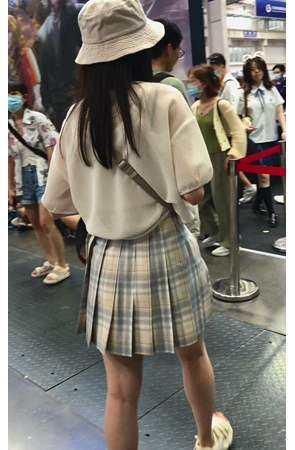 百褶裙小姐姐