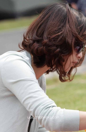 草地上的成熟女子