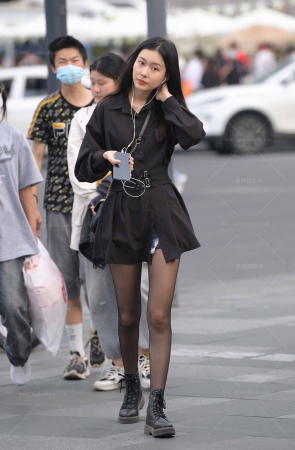 232520-26=88√买花的黑丝女孩 18P