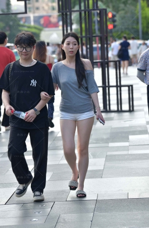 街拍白热裤美腿美眉