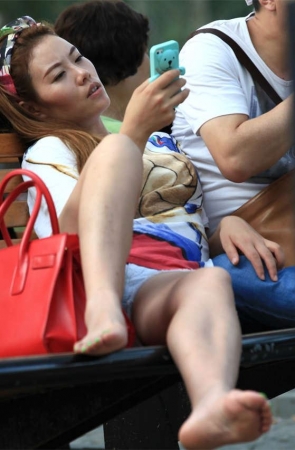 No913 长椅上小鸟依人的女孩