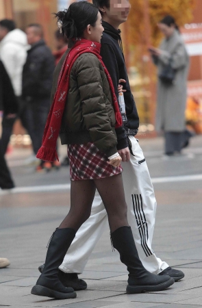 街拍黑丝少妇