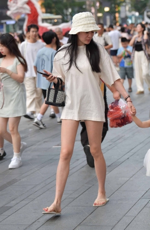 2543-8=52√消失的下装，美腿拖鞋辣妈 9P