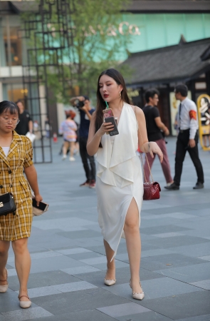 白裙高跟