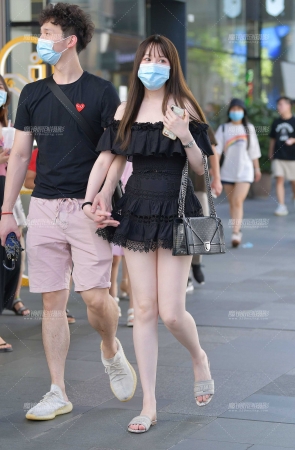 好喜欢这种微胖大白腿女孩