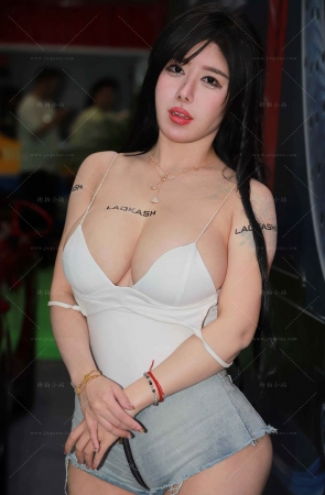 丰满的网红模特（猪小七）