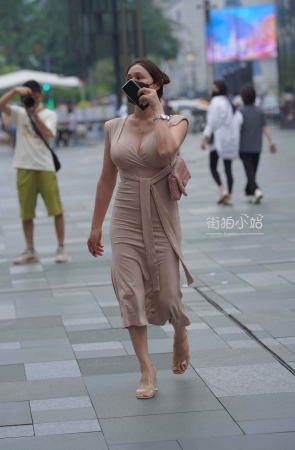 街拍深V长裙美女