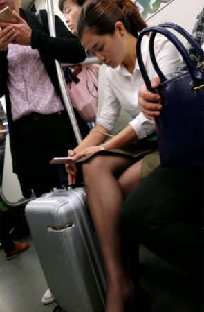 地铁拍摄白衬衫中裙黑丝黑高OL