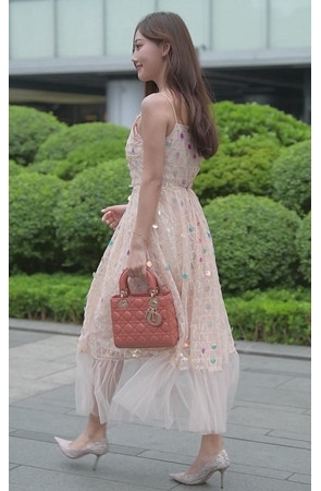 吊带连衣裙小美女[190M/MP4]