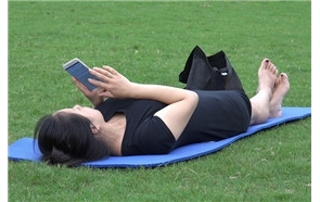 公园草坪上的素颜妈妈 [4.60 GB/MP4]