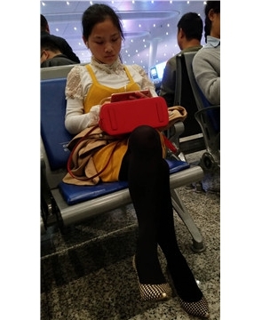 4k-高铁站候车室拍摄黑丝长腿高跟鞋知性美女