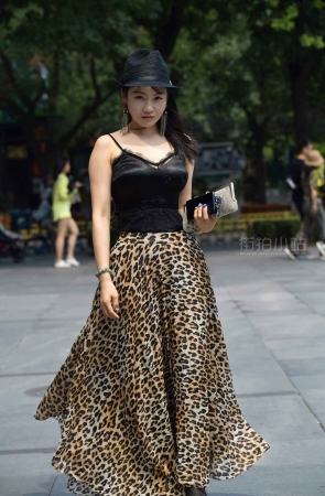 街拍豹纹裙美女