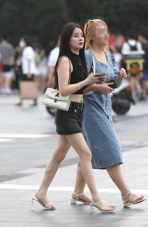 漂亮街拍少妇