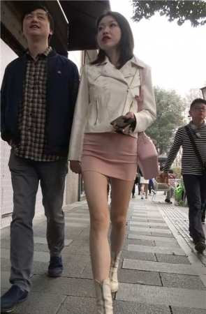 4K – 粉色短裙街拍丝袜气质街拍美女 [1.80 GB/MP4]