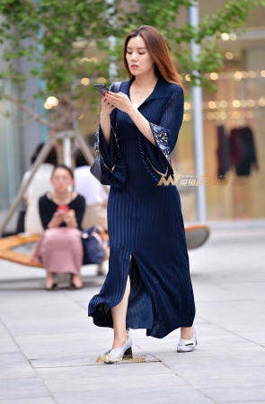 左手倒影赛帖：蓝色经典魅力美女