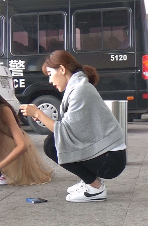 玩手机的模特靓女