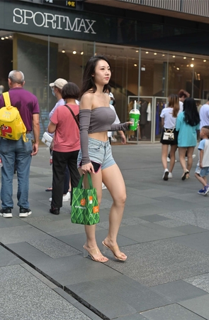 一字肩牛仔短裤