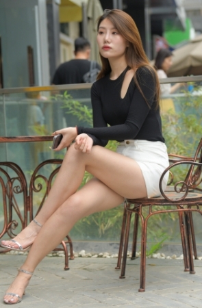 白色热裤大长腿美女