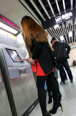 跟拍一对靓丽的金色长发美女黑色丝袜性感美腿1