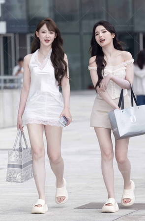 LB367-138P成都车展-鹿鹿鹿谭甜甜双美百万车模下班拍美腿