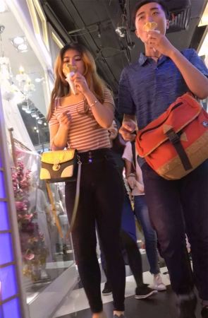 黑色紧身牛仔条纹T恤美女