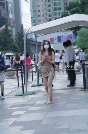 街拍短裙美腿气质小姐姐