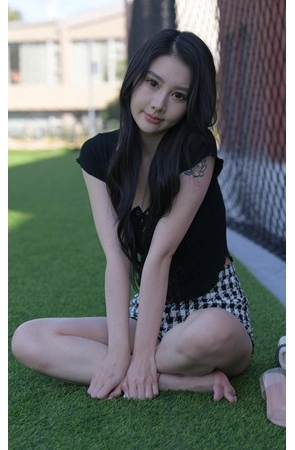 漂亮的短裤小姐姐【套图+视频】